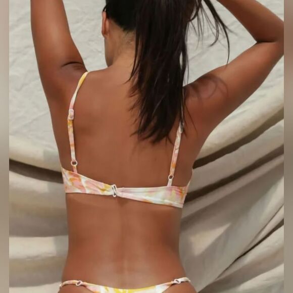 NWT Stone Fox Swim Hot Tropix Conch Bikini Top (L) - Picture 2 of 5